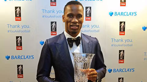 Drogba được vinh danh về những đóng góp to lớn cho bóng đá Anh và CLB Chelsea.