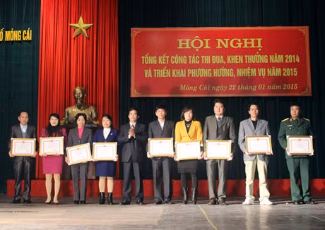 Khen thưởng các tập thể, cá nhân có thành tích xuất sắc trong công tác năm 2014