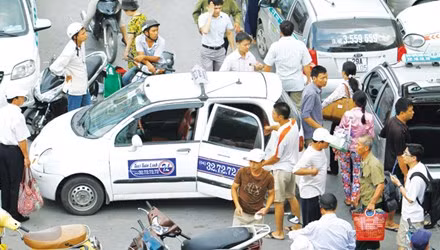 Lối thoát nào cho taxi khi giá cước không chịu giảm. 