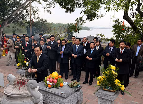 Các đại biểu dâng hương tại đền Trần