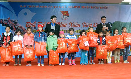 Huyện Đoàn Đông Triều phối hợp tổ chức tặng áo ấm cho 100 trẻ em nghèo, trẻ em có hoàn cảnh ĐBKK trên địa bàn huyện.