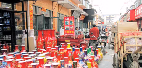 Chợ sứ bình dân tràn ngập các đường phố. Giá cả chủng loại sản phẩm này thường rất rẻ.
