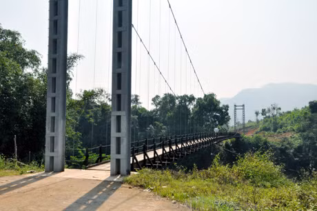 Cầu treo Thanh Sơn từ khi được đưa vào sử dụng đã tạo điều kiện đi lại thuận tiện cho người dân trong khu vực.