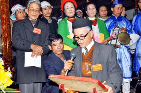 Và nghe bài văn cúng Tiên Công.