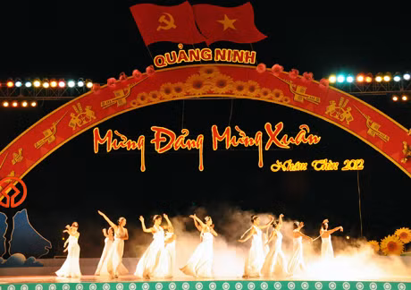 Màn múa đặc sắc mang tên “Hạ Long huyền thoại” do Trung tâm Văn hoá QN và Công ty than Hà Tu thể hiện.