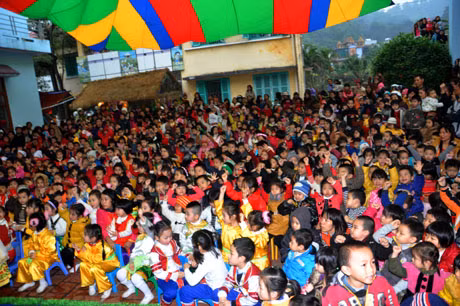 "Lễ hội dân giân của bé" thu hút hơn 800 em học sinh trường mầm non tới theo dõi, tham gia các tiết mục