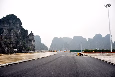 Đường giao thông chạy quanh quảng trường đã được thảm nhựa.