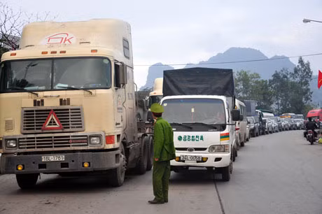 Vụ tai nạn khiến giao thông bị ùn tắc