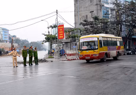 Lực lượng công an, cảnh sát giao thông làm nhiệm vụ tại đường Lê Thánh Tông (TP Hạ Long).