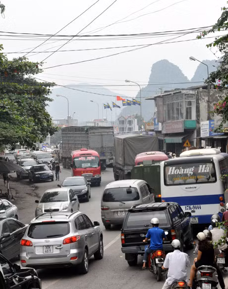 Đường Nguyễn Văn Cừ đoạn gần siêu thị Metro thường hay xảy ra ùn tắc giao thông