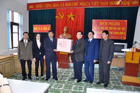 Thay mặt lãnh đạo Tỉnh ủy- HĐND- UBND tỉnh, đồng chí Nguyễn Như Hiền tặng quà Tết cho đại diện xã Bằng Cả (Hoành Bồ)