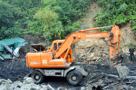 Lực lượng chức năng tiến hành san lấp điểm khai thác than trái phép tại khu 6 phường Cao Xanh