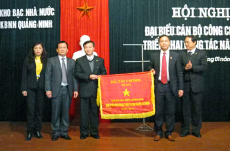 Đồng chí Đặng Huy Hậu, Phó Chủ tịch UBND tỉnh trao cờ thi đua của Bộ Tài Chính về thành tích xuất sắc trong phong trào thi đua khối tài chính cho đại diện lãnh đạo KBNN tỉnh.