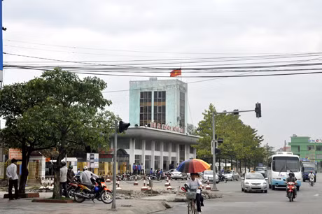 Ngay trước cổng bến xe khách Móng Cái, hàng loạt các phương tiện ô tô dừng, đỗ lộn xộn gây cản trở giao thông.
