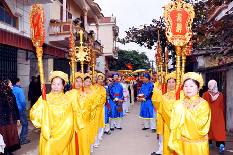 Đám rước tập thể 14 cụ thượng của làng Yên Đông, xã Yên Hải.