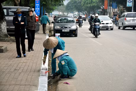 Công nhân Công ty Môi trường đô thị Indevco tu sửa đường phố chuẩn bị đón Tết Nhâm Thìn.