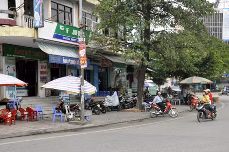Tình trạng người dân lấn chiếm vỉa hè, lòng đường để xe máy và buôn bán vẫn diễn ra mặc dù lực lượng chức năng của TP Móng Cái liên tiếp nhắc nhở, xử phạt.