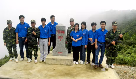 ĐVTN huyện Hải Hà phối hợp tuần tra, bảo vệ đường biên, cột mốc biên giới.