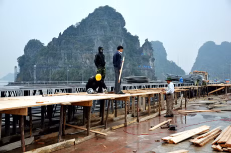 Sân khấu được đặt tại vị trí chính giữa, phía sau là hình ảnh kỳ quan Vịnh Hạ Long.