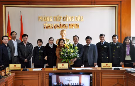 Đại diện cho 40 cô giáo mầm non Hạ Long tặng hoa, cảm ơn đồng chí Đỗ Thông và các thành viên hội đồng tiếp dân của tỉnh.