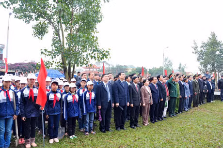 Tham dự lễ phát động có lãnh đạo huyện ủy, ubnd cùng 270 em học sinh trường THCS Hồng Thái Tây.