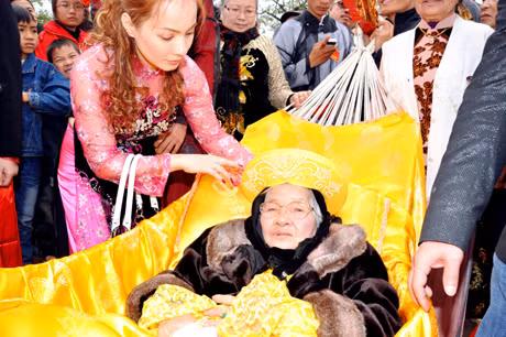 Chỉnh lại trang phục cho các cụ thượng trước khi vào miếu.