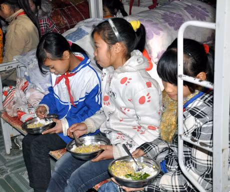 Bữa cơm hàng ngày của học sinh bán trú dân nuôi Trường PTCS Nam Sơn sẽ có thêm thịt, cá trong thời gian tới.
