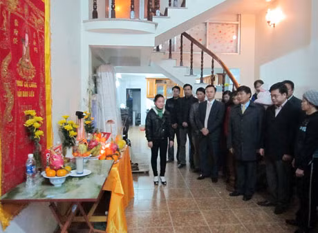 Đồng chí Hoàng Bá Nam, Phó Bí thư tỉnh Đoàn đến nhà thăm hỏi truy tặng danh hiệu 