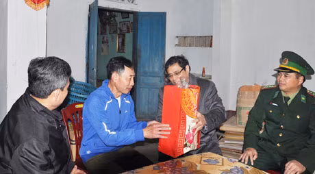 Đồng chí Bí thư Tỉnh uỷ tặng quà Tết cho gia đình ông ông Nguyễn Văn Chiêu, Chùm trưởng Họ đạo Cô Tô ở khu 1, thị trấn Cô Tô.
