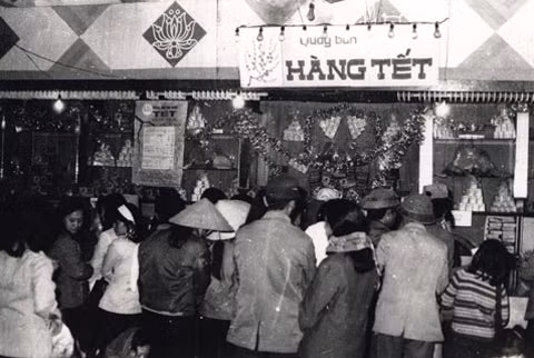 Xếp hàng mua thịt ngày tết bằng tem phiếu. (Ảnh quechoa.info).