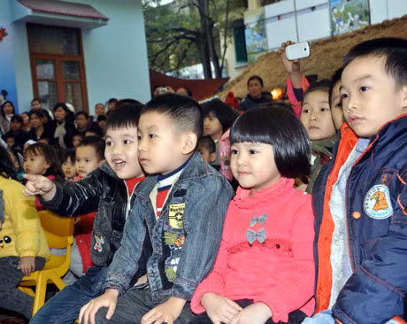 Các bé trường mầm non Hạ Long thích thú với các tiết mục văn nghệ