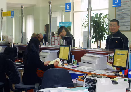 Các ngân hàng sẽ cung cấp lượng ngoại tệ đủ cho nhu cầu cuối năm. Trong ảnh: Giao dịch tại Ngân hàng Công thương chi nhánh Quảng Ninh.