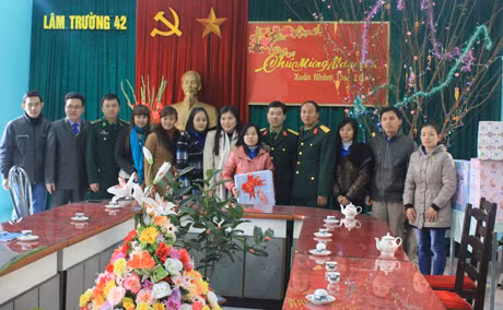 Đoàn công tác đến thăm và tặng quà các cán bộ, chiến sĩ và tri thức trẻ tình nguyện đang làm nhiệm vụ tại Lâm trường 42 (xã Bắc Sơn,TP Móng Cái)