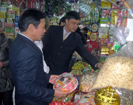 Đoàn Liên ngành của tỉnh và TP Uông Bí kiểm tra VSATTP, hàng hóa phục vụ Tết Nguyên đán 2012 tại chợ Trung tâm, TP Uông Bí.
