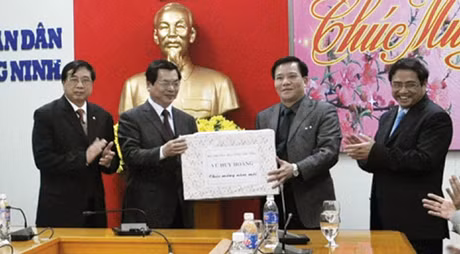 Bộ trưởng Bộ Công thương Vũ Huy Hoàng (thứ hai, trái sang) chúc Tết Đảng bộ, chính quyền và nhân dân tỉnh Quảng Ninh.
