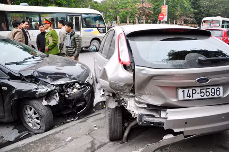 Cả 2 xe ô tô Ford Focus bị hư hỏng nặng
