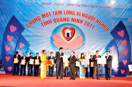 Tiếp nhận ủng hộ Quỹ Vì người nghèo và trao Bằng ghi nhận tấm lòng vàng cho các tập thể, cá nhân có nhiều đóng góp xây dựng Quỹ tại Chương trình “Chung một tấm lòng vì người nghèo Quảng Ninh năm 2011”.