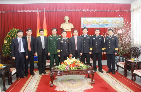 Đồng chí Phạm Minh Chính, Ủy viên T.Ư Đảng, Bí thư Tỉnh Ủy thăm và chúc tết Bộ Tư lệnh Quân chủng Hải quân.