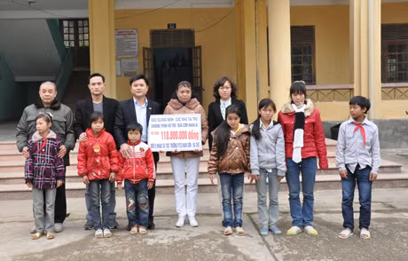 Đại diện các nhà tài trợ, Báo Quảng Ninh trao kinh phí hỗ trợ “Bữa cơm nhân ái” cho Trường PTCS Nam Sơn.