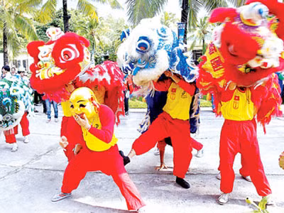  Múa lân, một nét đẹp văn hóa luôn thu hút đông đảo người xem.