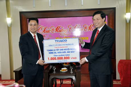 Đồng chí nguyễn Đức Long, Phó Bí Thư Tỉnh uỷ, Chủ tịch HĐND tỉnh thay mặt lãnh đạo tỉnh tiếp nhận 1 tỷ đồng do Phó Giám đốc thường trực Chi nhánh Quảng Ninh Công ty CP ô tô Trường Hải trao tặng chương trình.