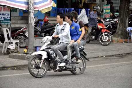 Người điều khiển xe mô tô chấp hành Luật Giao thông rất kém: Không đội mũ bảo hiểm và vượt đèn đỏ khi thấy không có lực lượng CSGT đứng chốt; tình trạng thanh niên đi xe máy chở 3 và không đội mũ bảo hiểm diễn ra khá phổ biến.