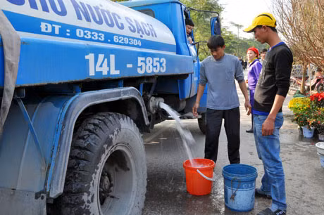 Phục vụ cho các gian hành kinh doanh, UBND TP Hạ Long bố trí 2 xe tiếp nước mỗi ngày