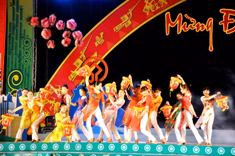 Chương trình lễ hội "Mừng Đảng mừng xuân" được tổ chức tại quảng trường thuộc Khu Văn hoá thể thao Cột 3, phường Hồng Hải, TP Hạ Long với nhiều tiết mục đặc sắc ca ngợi Đảng, mùa xuân và đất nước đổi mới.