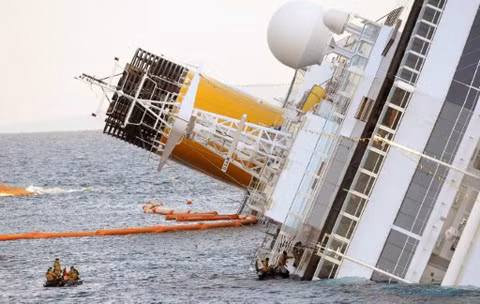 Đội cứu hộ tiếp cận du thuyền Costa Concordia đang nằm lật nghiêng bên bờ biển Giglio. Ảnh: AFP