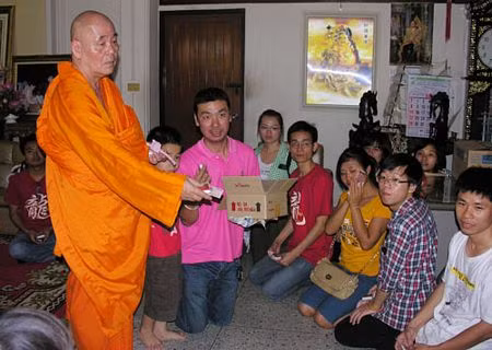  Hòa Thượng Thích Minh Ân - chùa Khánh Vân ban lộc đầu năm cho Phật tử Việt Nam