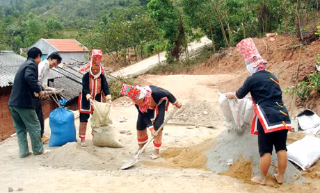 Người dân bản Pắc Cương, xã Hoành Mô (Bình Liêu) giúp đỡ các gia đình bị ảnh hưởng do mưa bão xây nhà mới để kịp đón Tết.