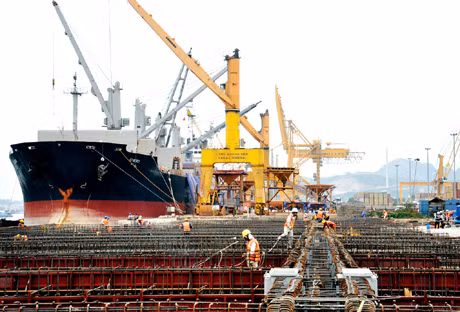 Thi công cốt thép mặt bến Cảng Cái Lân.