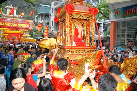 Hình ảnh rồng trên các đồ thờ tự.