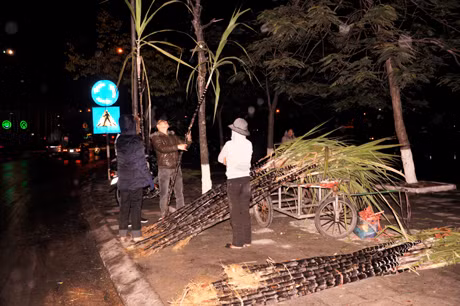 Nhiều người tranh thủ bán hàng trong đêm Giao thừa